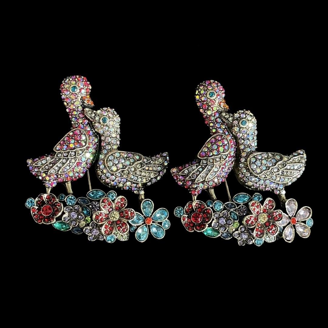Vintage Women Men Classic Luxury Crystal Dark Badges Brooch Retro Middle Design Rhinestone Baroque Pin Accessories For Women Men
Vintage Women Men Classic Luxury Crystal Dark Badges Brooch Retro Middle Design Rhinestone Baroque Pin Accessories For Women Men