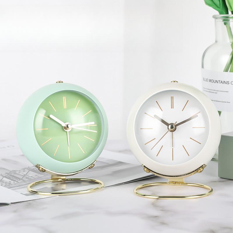 European metal alarm clock simple creative clock mute electronic clock living room bedroom seat clock Battery
European metal alarm clock simple creative clock mute electronic clock living room bedroom seat clock Battery