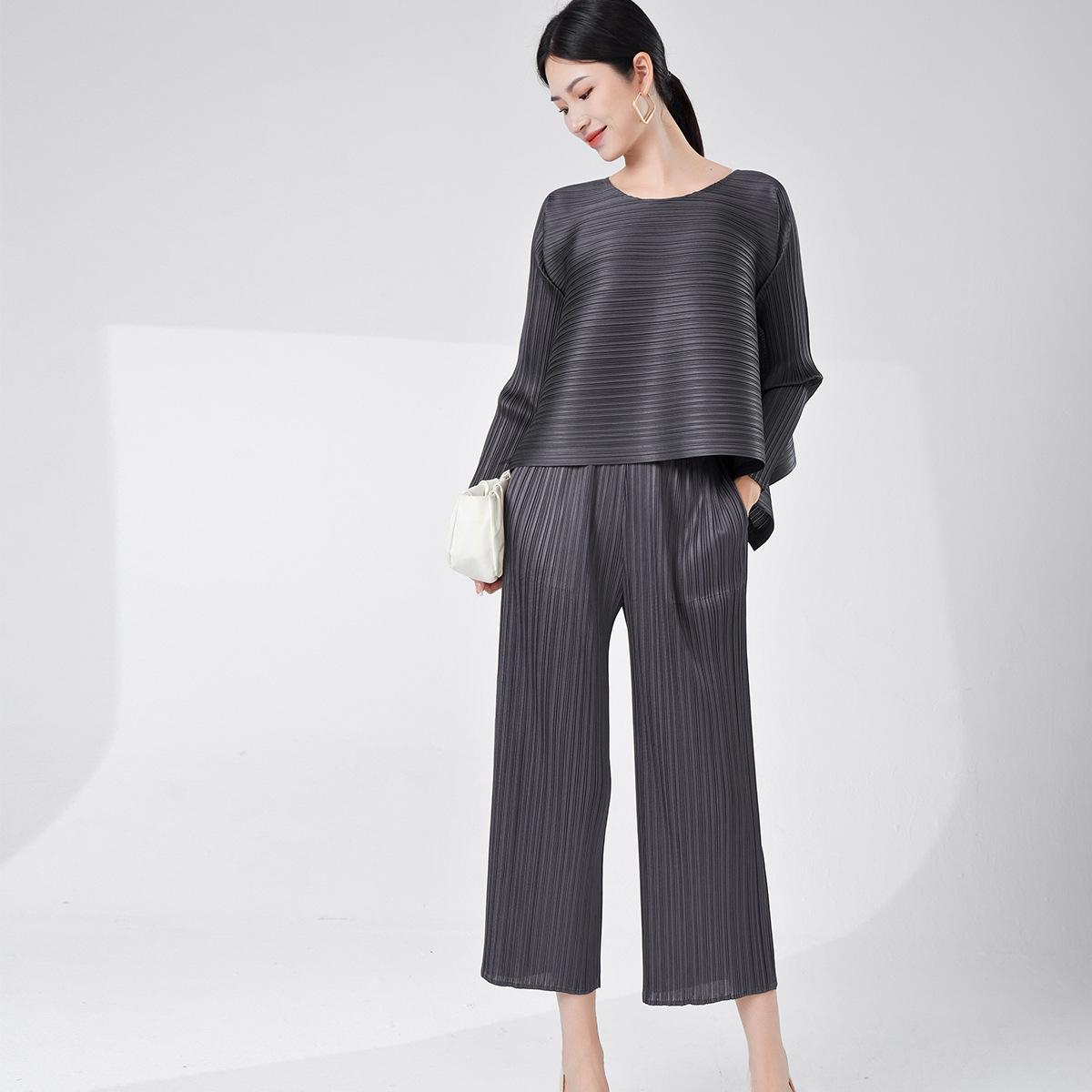 Miyake Women s Petite Irregular T-Shirt & Straight-Leg Pants Set Two-piece Set темно-серого
Miyake Women s Petite Irregular T-Shirt & Straight-Leg Pants Set Two-piece Set темно-серого
