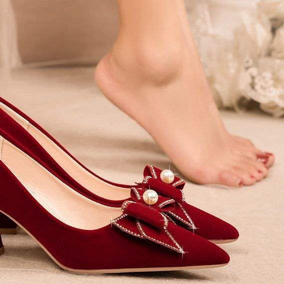 Red wedding shoes thick heels are not tired. Pregnant women can wear Chinese Xiuhe clothes and two wedding shoes. 40
Red wedding shoes thick heels are not tired. Pregnant women can wear Chinese Xiuhe clothes and two wedding shoes. 40