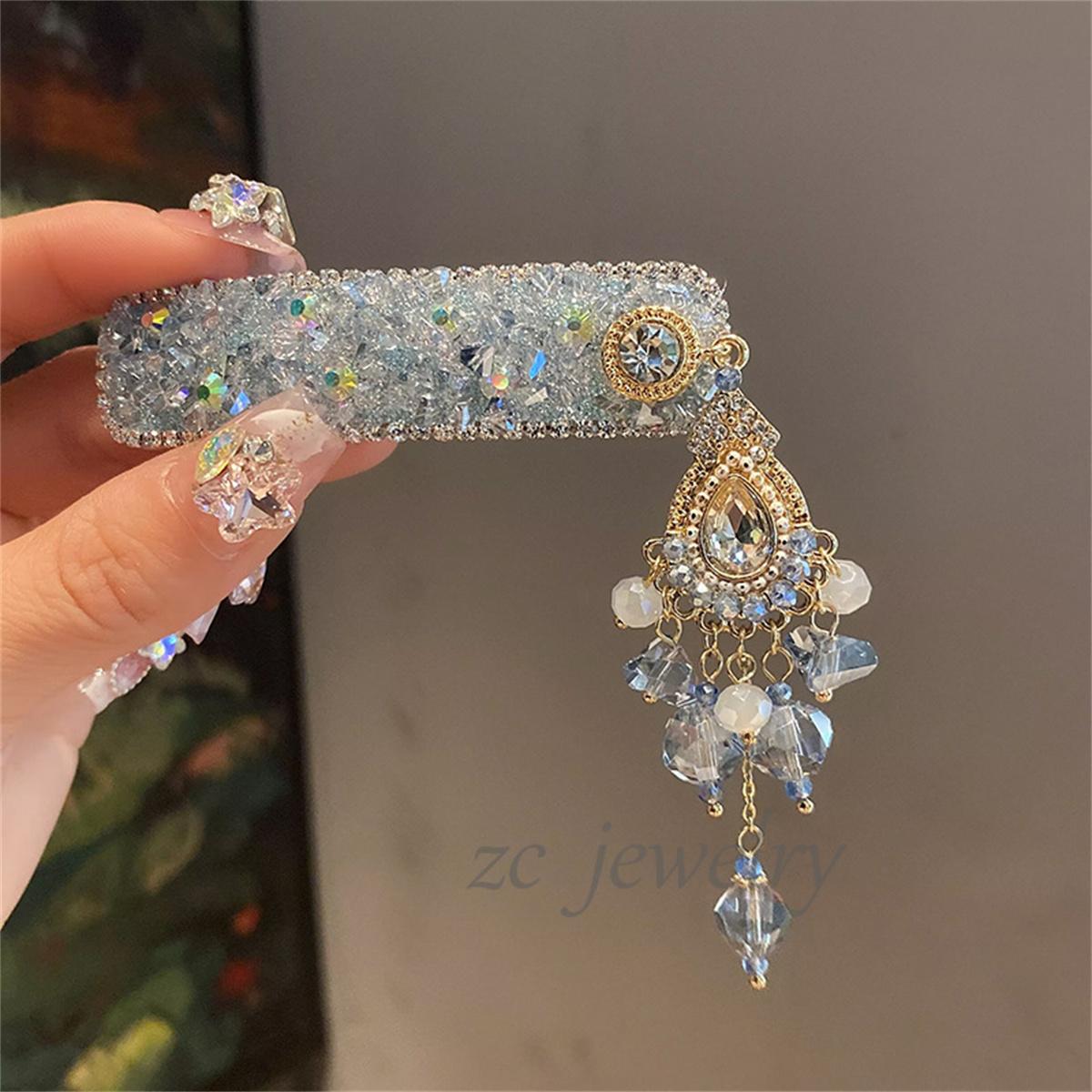 Instantly captivating! A sophisticated and stylish new hair clip with blue crystal tassels for the forehead and wispy bangs.
Instantly captivating! A sophisticated and stylish new hair clip with blue crystal tassels for the forehead and wispy bangs.