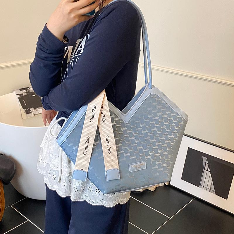 Women s bag 2025 new high-end versatile shoulder bag large-capacity tote bag fashionable commuter bag 42*10.5*30
Women s bag 2025 new high-end versatile shoulder bag large-capacity tote bag fashionable commuter bag 42*10.5*30