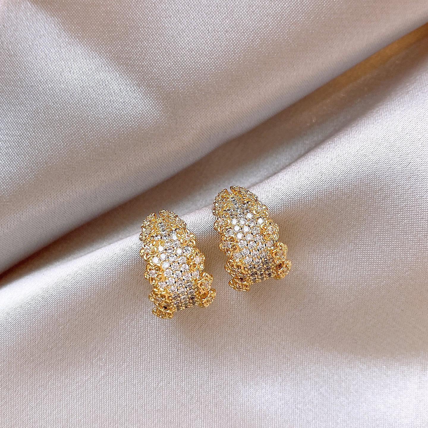 Silver Needle Diamond C-shaped Earrings Women s Elegant Fashion Unique Temperament Earrings Light Luxury High Sense Fashion Exquisite Earrings
Silver Needle Diamond C-shaped Earrings Women s Elegant Fashion Unique Temperament Earrings Light Luxury High Sense Fashion Exquisite Earrings