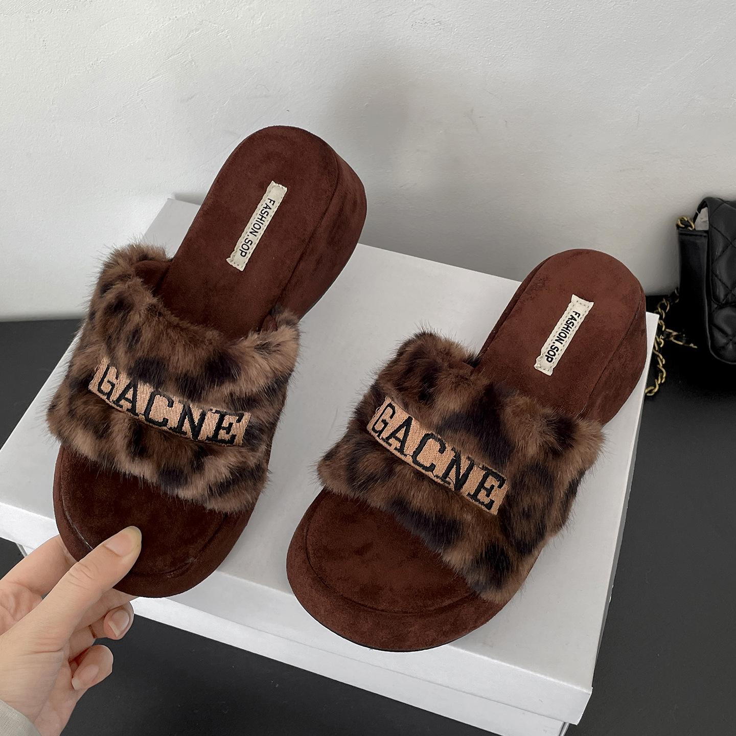 Ретро тапочки Queen Fan на нескользящей толстой подошве для женской уличной носки 2025 новый осенне-зимний сезон, увеличивающие рост, на мягкой подошве, с перемычкой 40 цветной печати леопарда
Ретро тапочки Queen Fan на нескользящей толстой подошве для женской уличной носки 2025 новый осенне-зимний сезон, увеличивающие рост, на мягкой подошве, с перемычкой 40 цветной печати леопарда