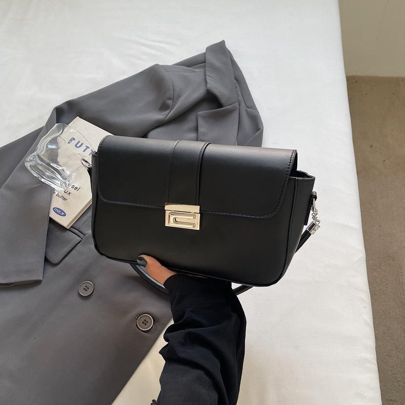 Gentle classic small square bag women s autumn new high-end casual underarm bag niche sweet and cool messenger bag bag
Gentle classic small square bag women s autumn new high-end casual underarm bag niche sweet and cool messenger bag bag