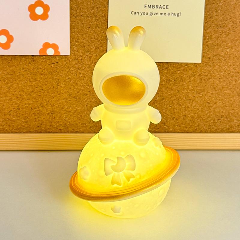 Ночной светильник в виде мультяшного кролика для спальни, детская светящаяся игрушка и маленькая фигурка Hugging style
Ночной светильник в виде мультяшного кролика для спальни, детская светящаяся игрушка и маленькая фигурка Hugging style