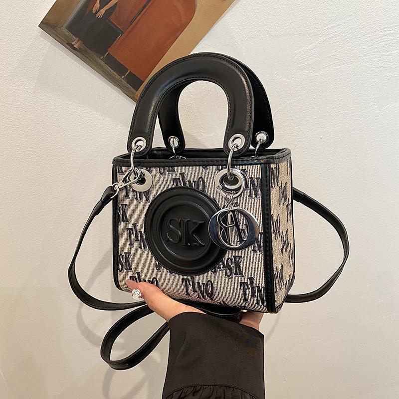 В этом году популярная контрастная цветная маленькая женская сумка 2024 года, новая универсальная сумка-мессенджер на осень и зиму, портативная сумка принцессы Дианы чёрный
В этом году популярная контрастная цветная маленькая женская сумка 2024 года, новая универсальная сумка-мессенджер на осень и зиму, портативная сумка принцессы Дианы чёрный