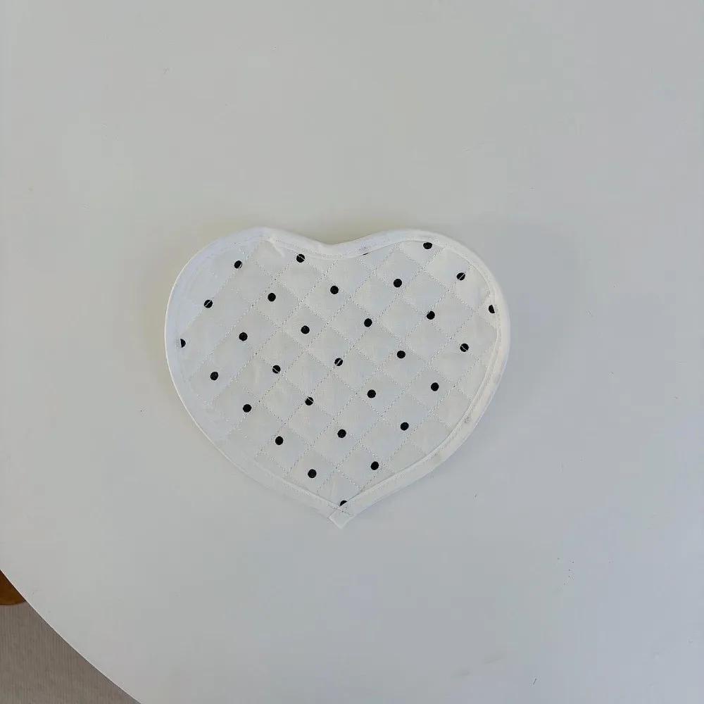 French Polka Dot Heart-shaped Placemats Love Decorative Insulating Table Mat Cotton Quilted Western Food Mats Home Decor (as the picture,L)
French Polka Dot Heart-shaped Placemats Love Decorative Insulating Table Mat Cotton Quilted Western Food Mats Home Decor (as the picture,L)