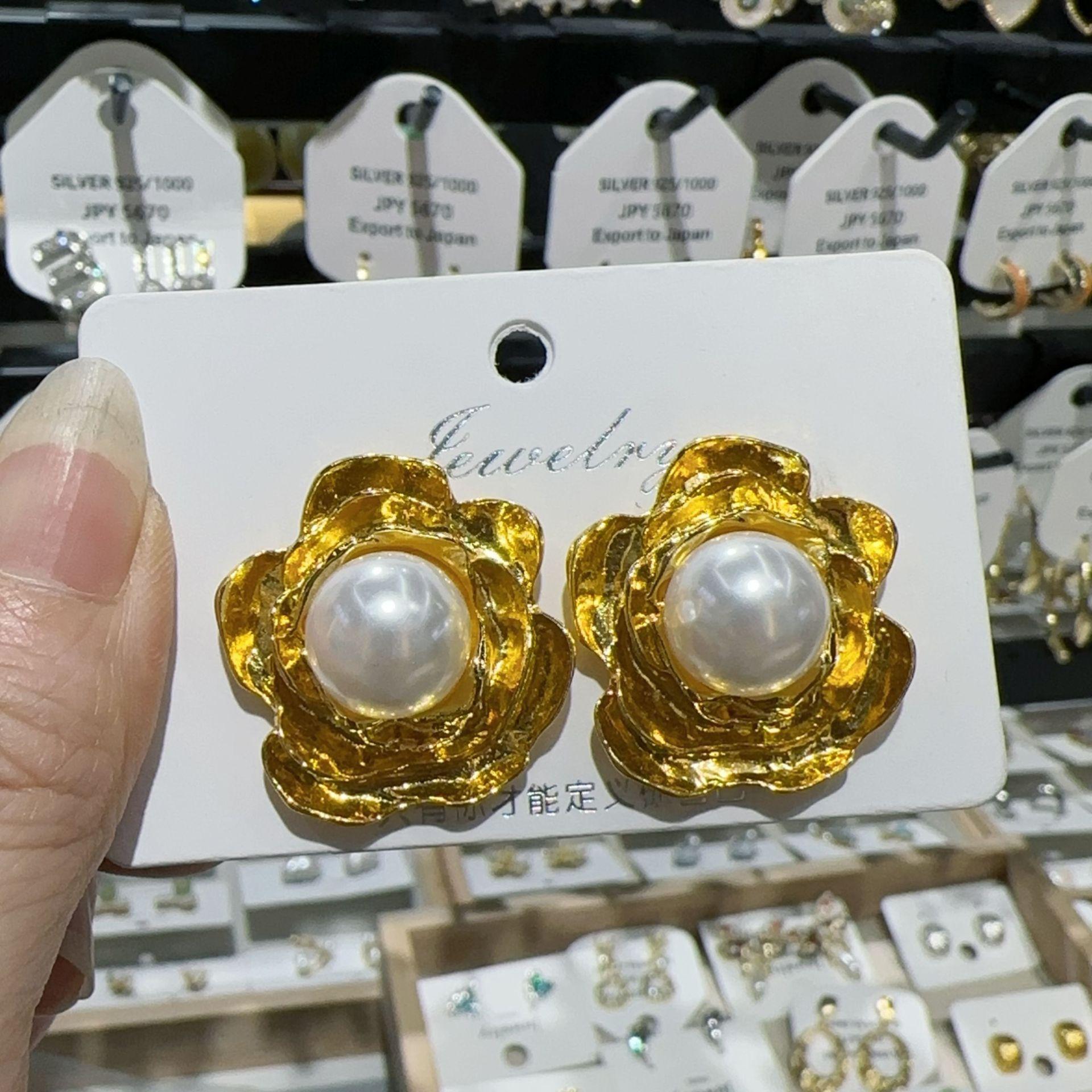 Модные темпераментные металлические цветочные преувеличенные серьги ретро элегантные вечерние отпускные растения персонализированные ювелирные аксессуары
Модные темпераментные металлические цветочные преувеличенные серьги ретро элегантные вечерние отпускные растения персонализированные ювелирные аксессуары