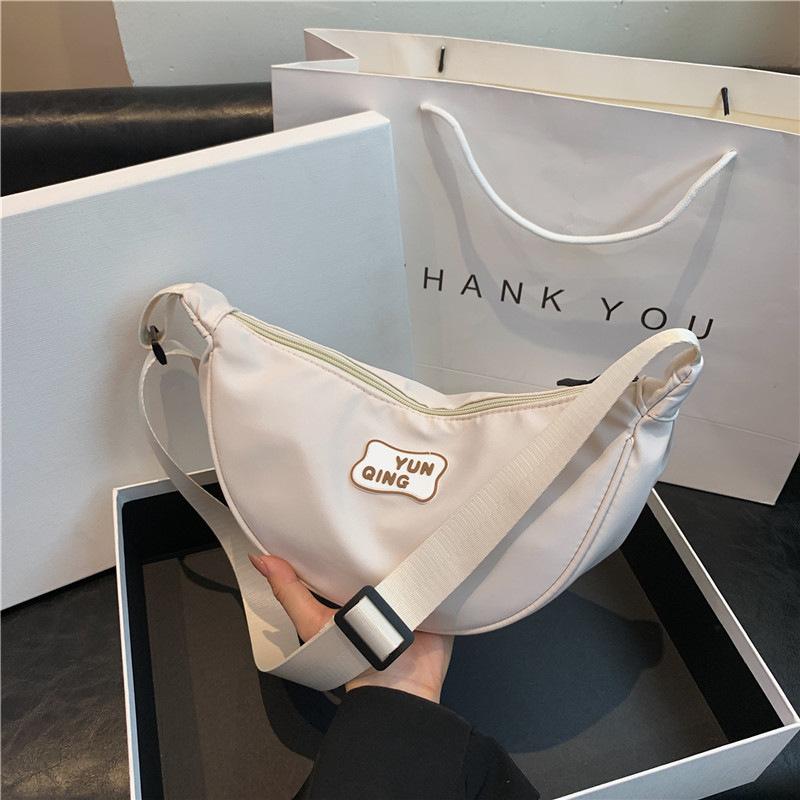 Large capacity nylon shoulder bag student casual versatile dumpling bag fashion trend simple messenger bag one size fits all
Large capacity nylon shoulder bag student casual versatile dumpling bag fashion trend simple messenger bag one size fits all