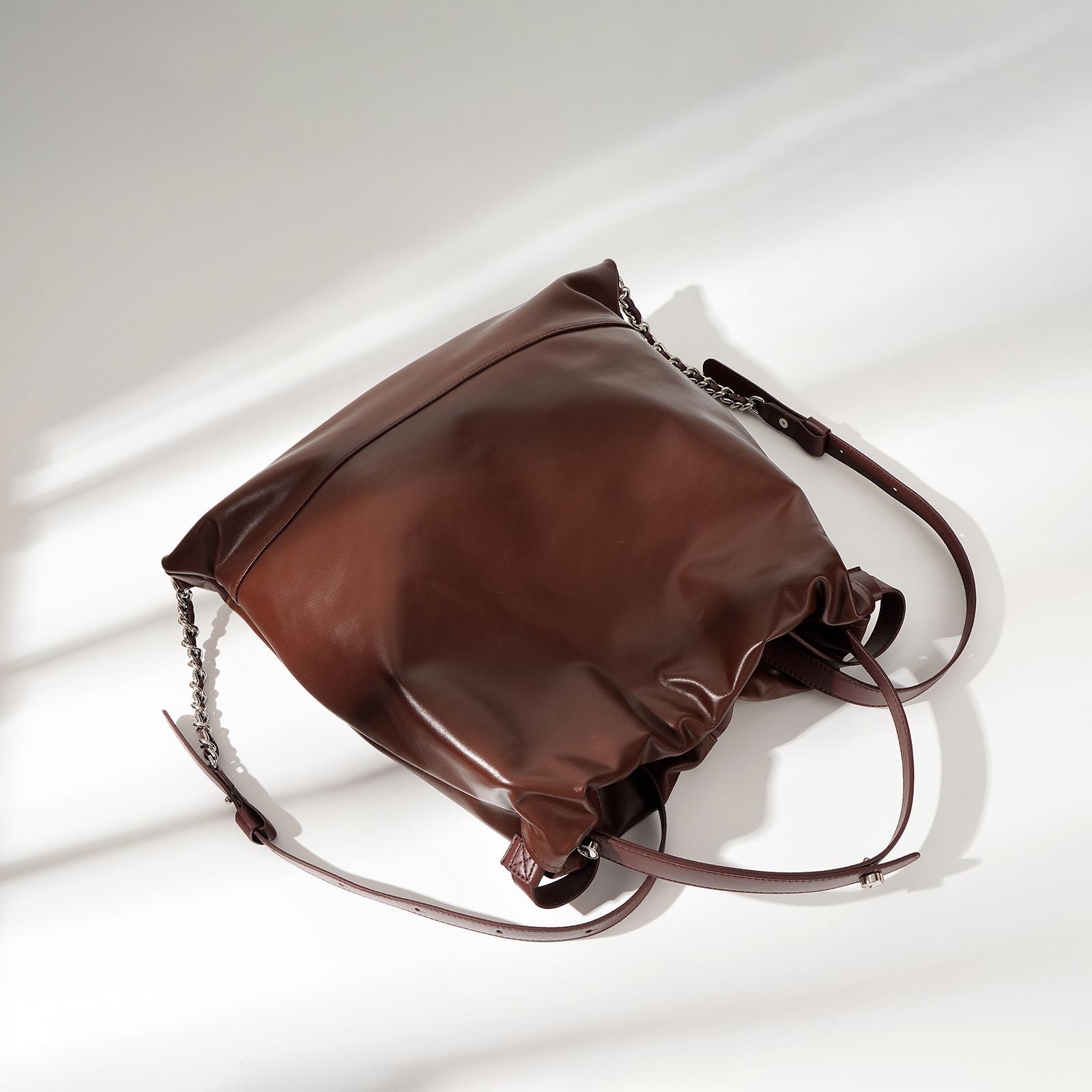 2025 new niche retro glossy tote bag fashion pleated large capacity bucket bag shoulder messenger bag bag women
2025 new niche retro glossy tote bag fashion pleated large capacity bucket bag shoulder messenger bag bag women