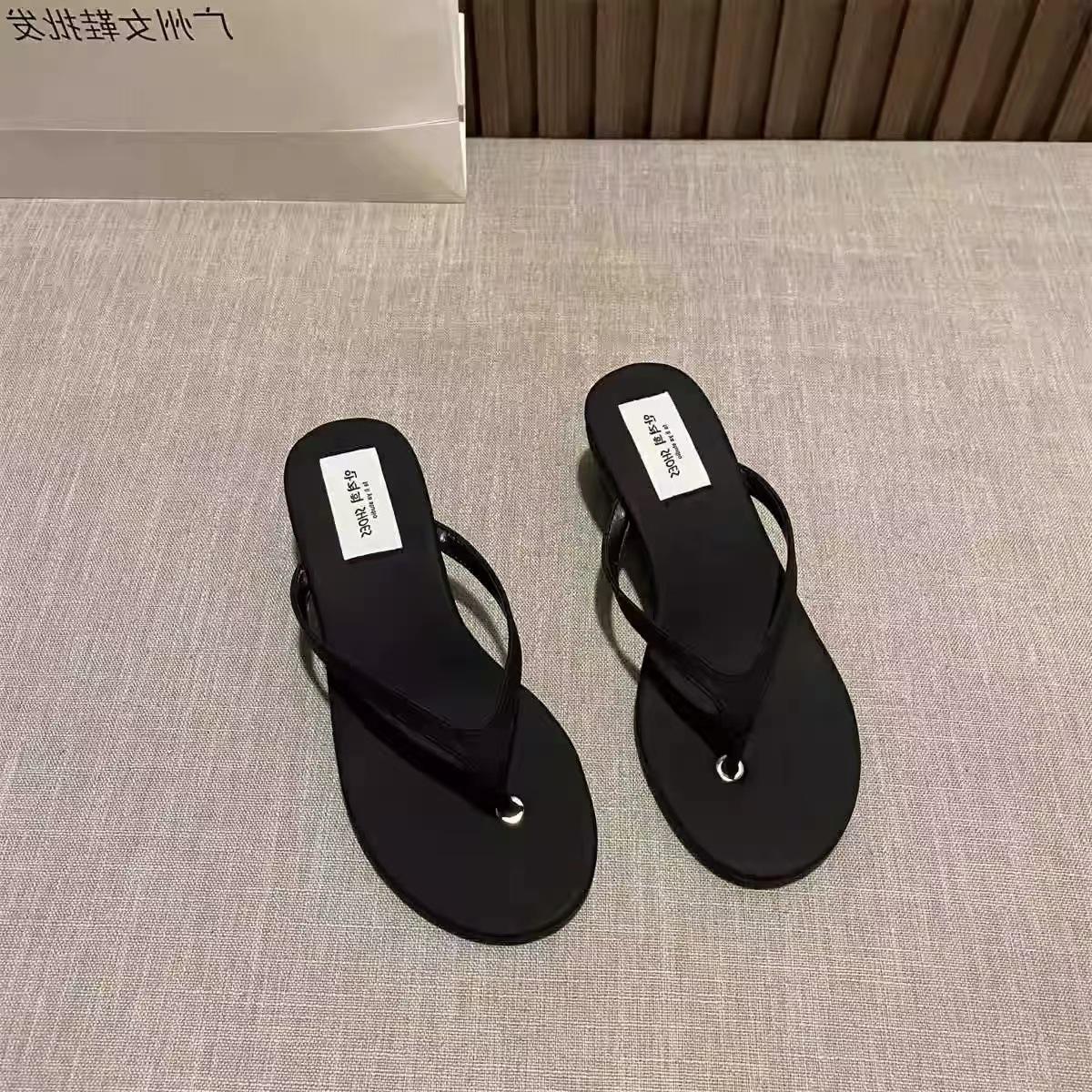 Large size pinch-in flip-flops women s shoes summer wear 2025 new French evening temperament fairy style thick heel sandals 35
Large size pinch-in flip-flops women s shoes summer wear 2025 new French evening temperament fairy style thick heel sandals 35