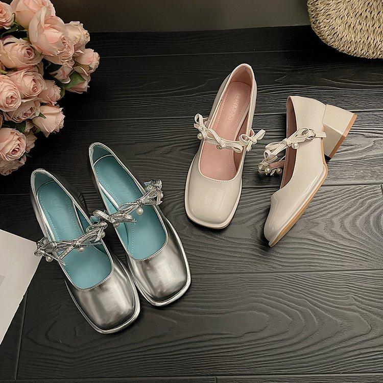 Medium heel Mary Jane shoes 2024 spring new French princess silver thick heel waterproof table single shoes women s small silver shoes 40
Medium heel Mary Jane shoes 2024 spring new French princess silver thick heel waterproof table single shoes women s small silver shoes 40