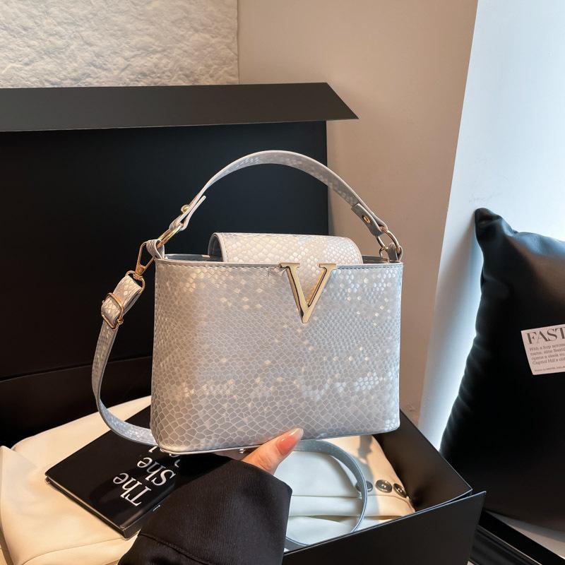 Oblique span handbag women s autumn new fashionable snakeskin pattern bucket bag high value work commute oblique срібний
Oblique span handbag women s autumn new fashionable snakeskin pattern bucket bag high value work commute oblique срібний