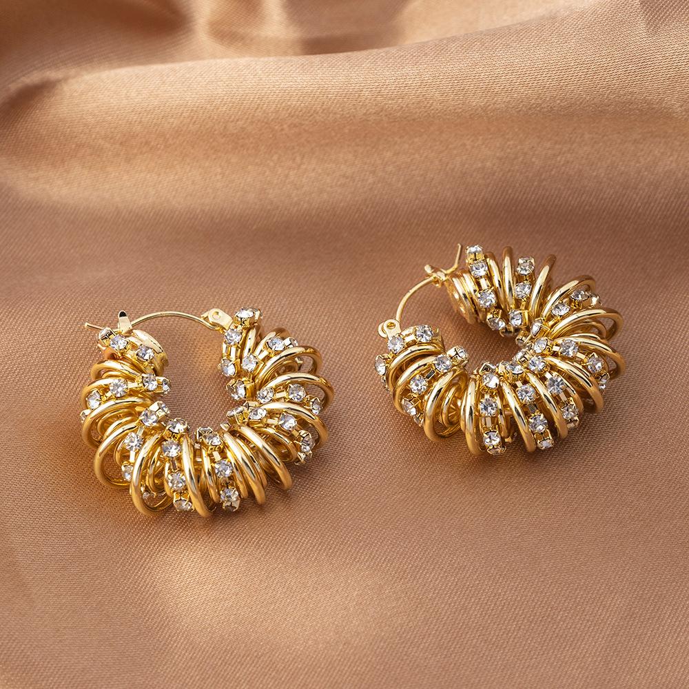 Vintage Hollow Rhinestone Spiral Hoop Earrings Wedding for Women 2025 Statement Wound Metal Circle Earrings Trend Zircon Gift
Vintage Hollow Rhinestone Spiral Hoop Earrings Wedding for Women 2025 Statement Wound Metal Circle Earrings Trend Zircon Gift