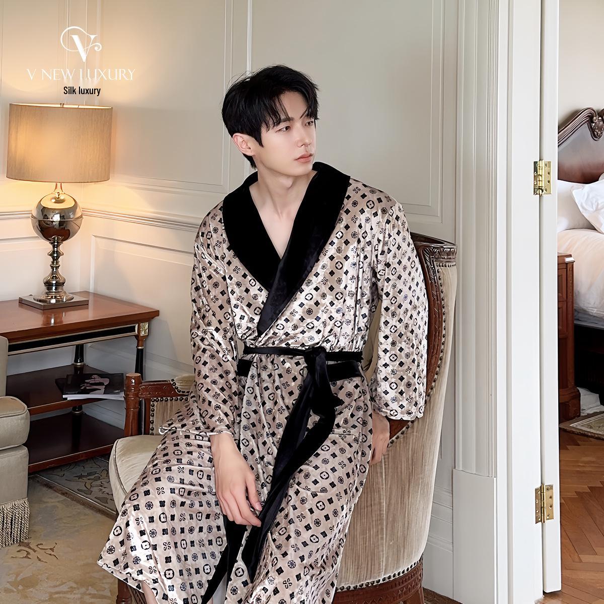 Розкішний чоловічий золотистий оксамитовий халат з шовку - Осінь/Зима Потовщений піжамний комплект V7P3125 L
Розкішний чоловічий золотистий оксамитовий халат з шовку - Осінь/Зима Потовщений піжамний комплект V7P3125 L