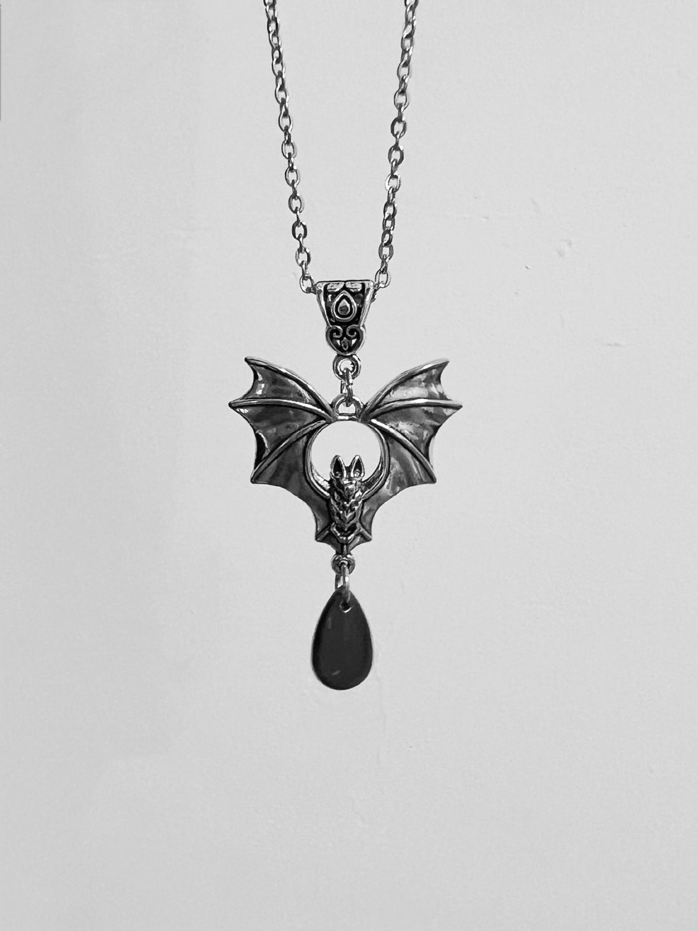 Gothic Victoria Sliver Color Bat Wings Red Blood Drops Pendant Necklace for Women Hallowmas Party Charm Jewelry Accessories Gift чорний
Gothic Victoria Sliver Color Bat Wings Red Blood Drops Pendant Necklace for Women Hallowmas Party Charm Jewelry Accessories Gift чорний