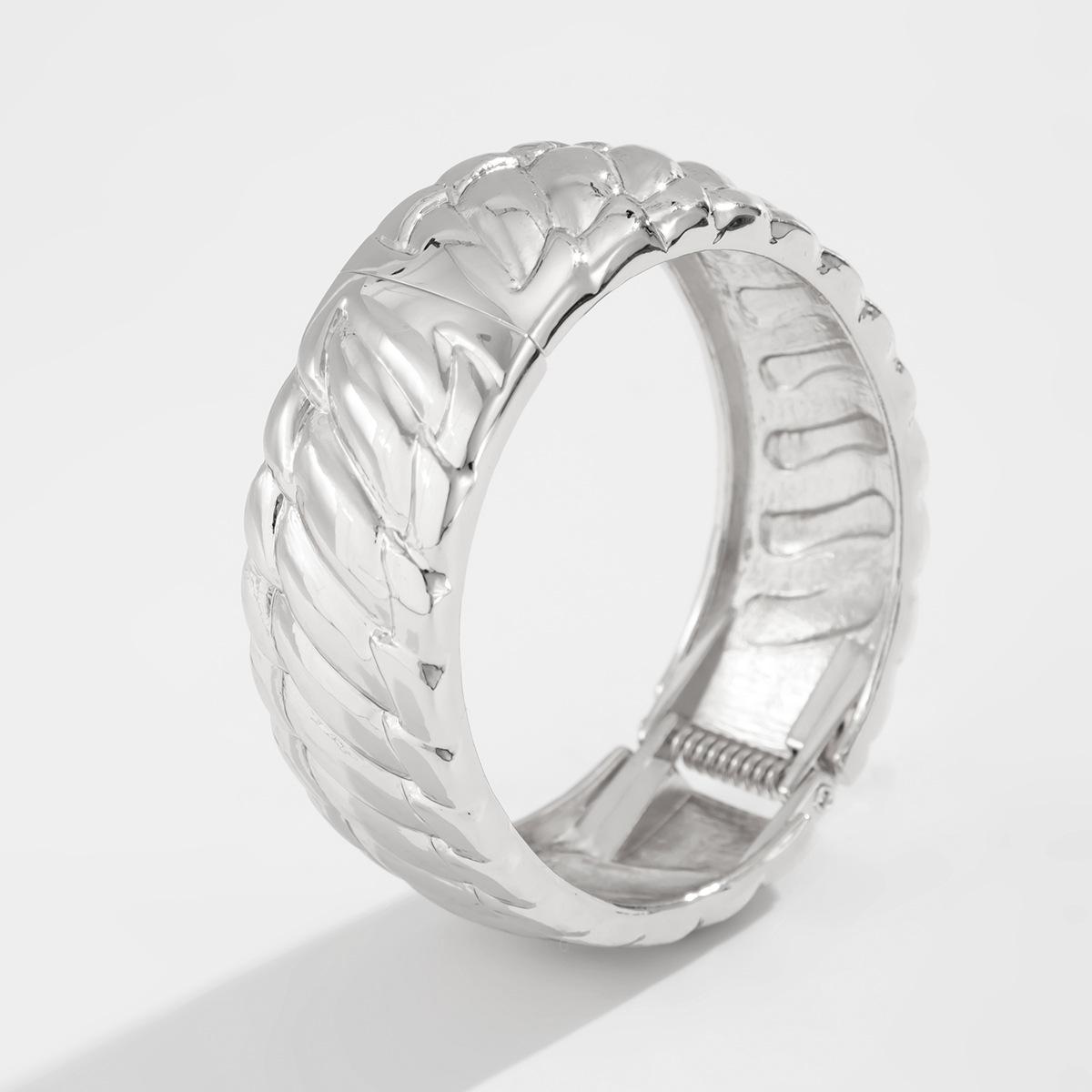 Fashion Texture Irregular Liquid Metal Pleated Bracelet, High-End Scenic Face Wide Bracelet
Fashion Texture Irregular Liquid Metal Pleated Bracelet, High-End Scenic Face Wide Bracelet