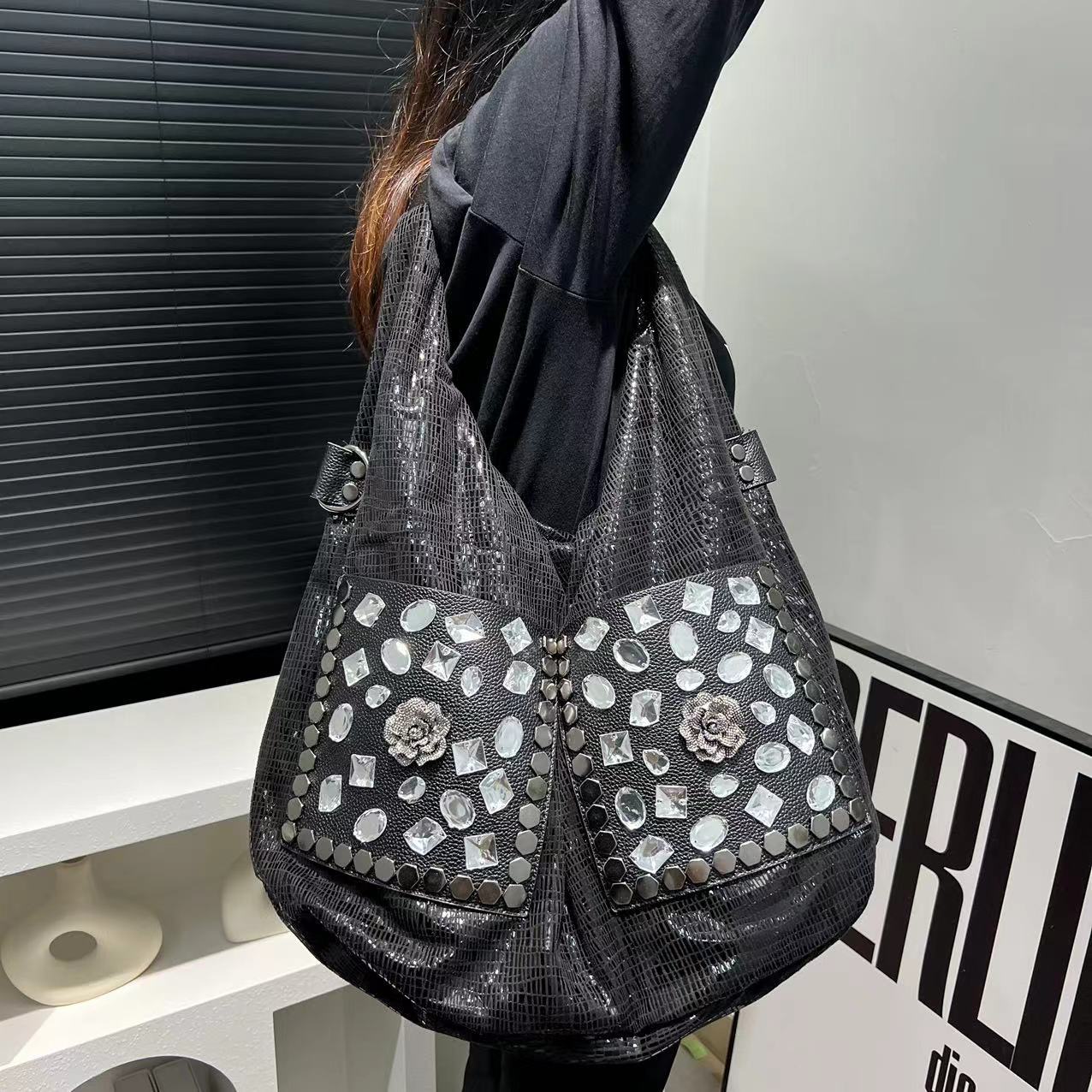 Ladies Fashionable Retro Diamond Studded Tote Bag Trendy Large Capacity Single Shoulder Crossbody Bag
Ladies Fashionable Retro Diamond Studded Tote Bag Trendy Large Capacity Single Shoulder Crossbody Bag