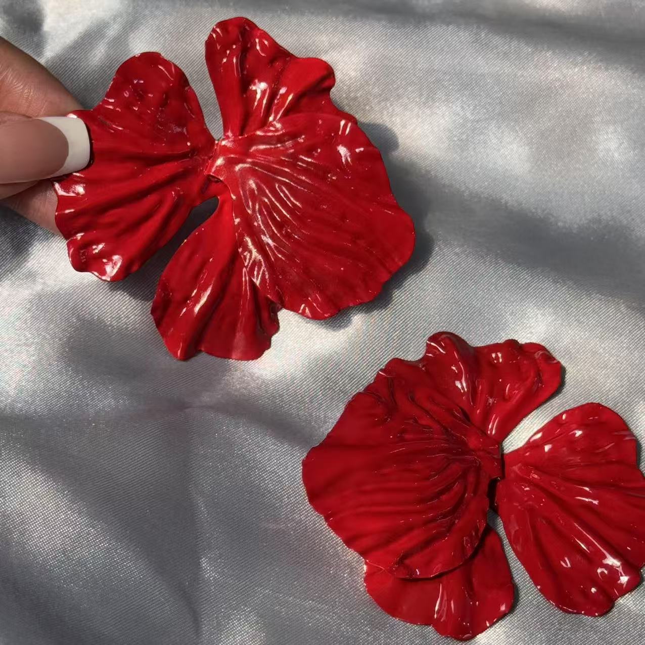 New product retro design three-dimensional metal slippery earrings light luxury flower stud earrings versatile trend earrings червоний
New product retro design three-dimensional metal slippery earrings light luxury flower stud earrings versatile trend earrings червоний