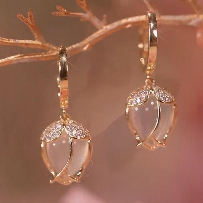 2023 New Fashion Trend Unique Design Elegant Delicate Zircon Tulip Flower Earrings High Zircon Party Favors for Women
2023 New Fashion Trend Unique Design Elegant Delicate Zircon Tulip Flower Earrings High Zircon Party Favors for Women