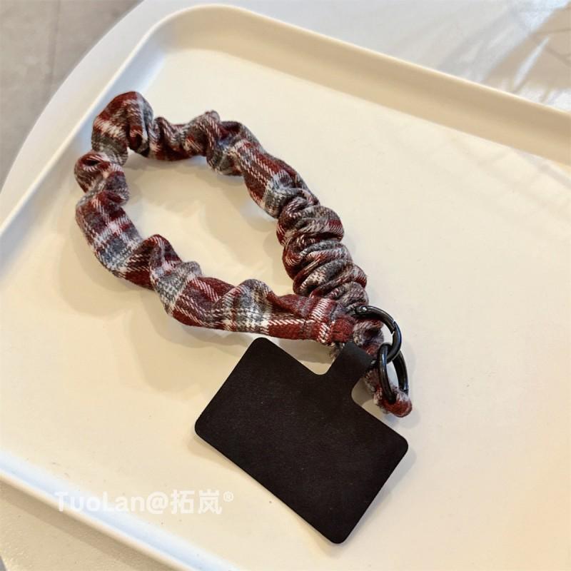 Original Autumn Winter Retro High-end Feeling Brushed Fabric Pleated Plaid Contrasting Color Splicing Phone Case Hanging Rope Short Hand Trendy
Original Autumn Winter Retro High-end Feeling Brushed Fabric Pleated Plaid Contrasting Color Splicing Phone Case Hanging Rope Short Hand Trendy