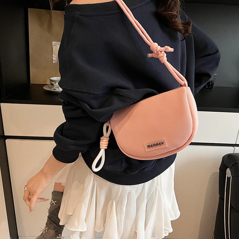This year s popular bag women s 2025 new niche high-end shoulder bag crossbody saddle bag
This year s popular bag women s 2025 new niche high-end shoulder bag crossbody saddle bag