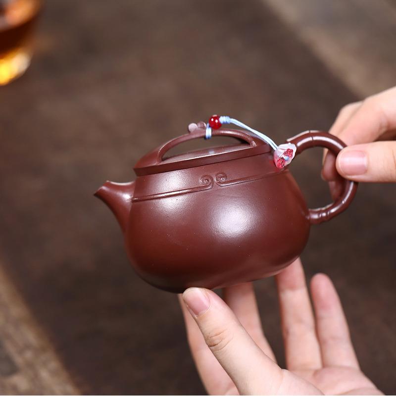180ml Classic Yixing Purple Clay Teapots Handmade Ruyi Pot Raw Ore Purple Mud Kettle Zisha Tea Set Tea Ceremony Collection Gift
180ml Classic Yixing Purple Clay Teapots Handmade Ruyi Pot Raw Ore Purple Mud Kettle Zisha Tea Set Tea Ceremony Collection Gift