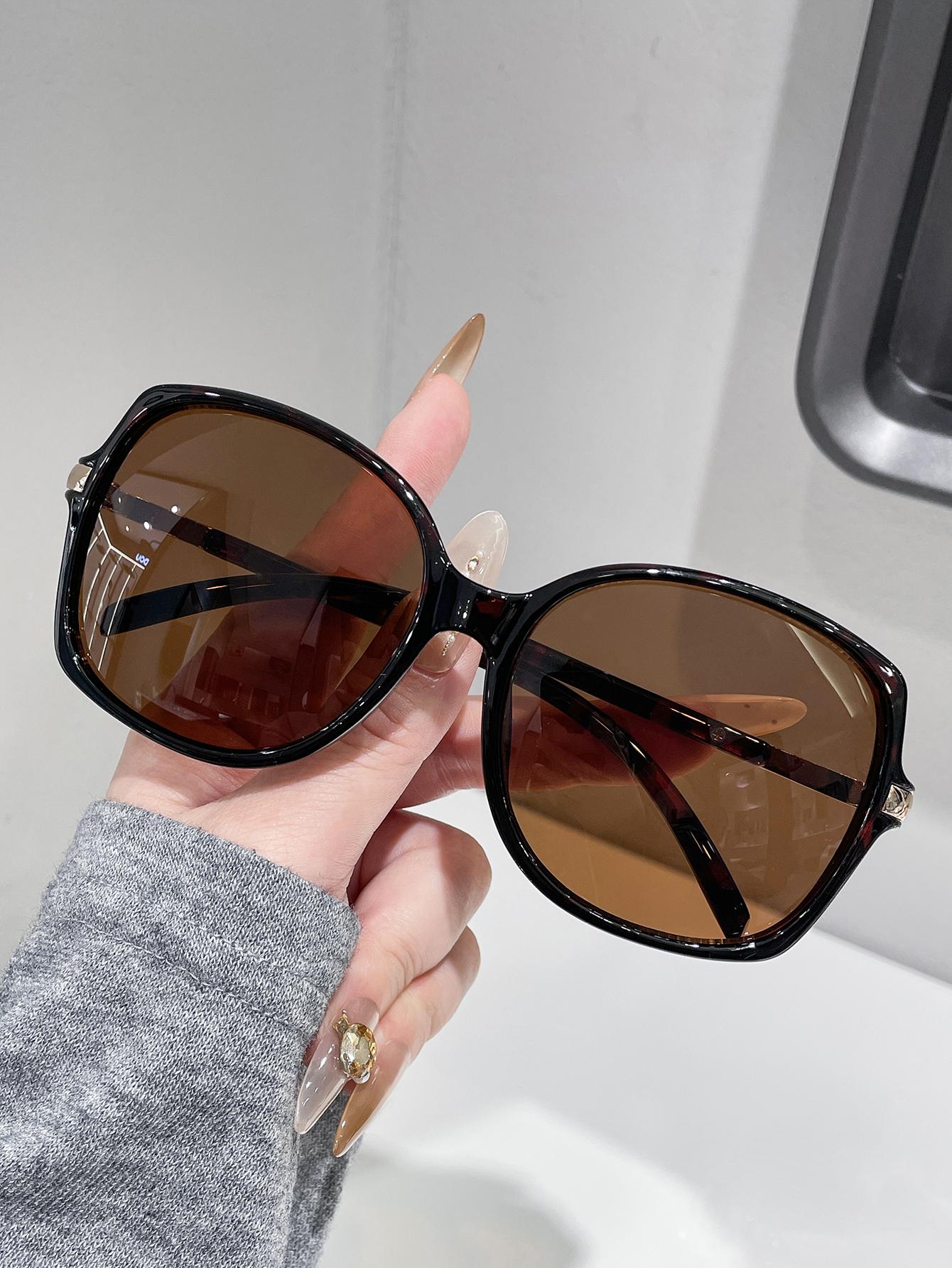 Retro Large round Frame Glasses Unisex Fashion Eyewear with Color Block Temple Design for Daily Wear And Driving
Retro Large round Frame Glasses Unisex Fashion Eyewear with Color Block Temple Design for Daily Wear And Driving