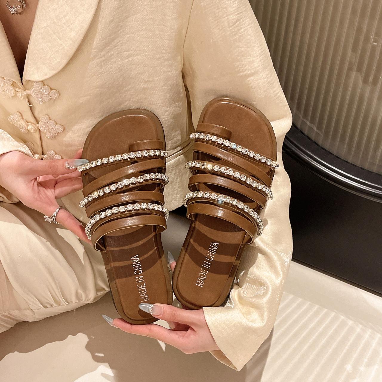 Тапочки Fairy feng shui с бриллиантовым покрытием для пальцев, женская верхняя одежда 2025 года, новинка, весна и лето, универсальная, модная, пляжная, нескользящая, одно слово, перетаскивание 40 темно-коричневого
Тапочки Fairy feng shui с бриллиантовым покрытием для пальцев, женская верхняя одежда 2025 года, новинка, весна и лето, универсальная, модная, пляжная, нескользящая, одно слово, перетаскивание 40 темно-коричневого