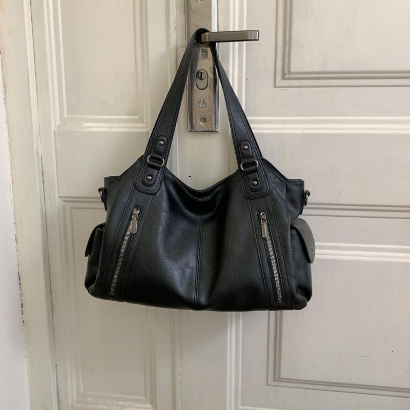 Autumn and winter new fashionable tote bag, large capacity women s high-value niche shoulder bag, women s armpit commuter bag чорний
Autumn and winter new fashionable tote bag, large capacity women s high-value niche shoulder bag, women s armpit commuter bag чорний
