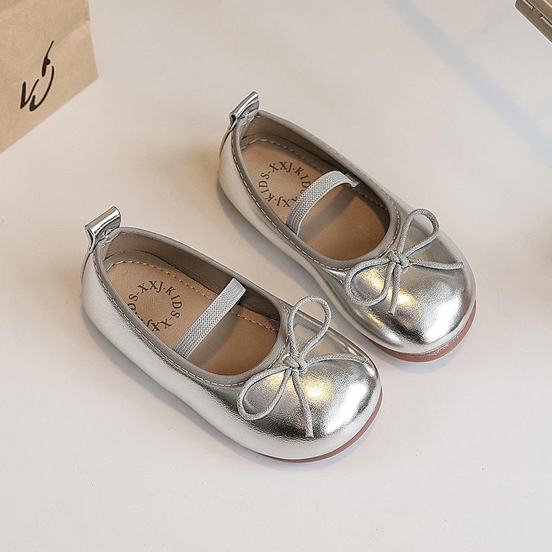 Girls leather shoes, new spring and autumn model silver, little girl s princess shoes, soft-soled loafers, red trendy single shoes 25 срібний
Girls leather shoes, new spring and autumn model silver, little girl s princess shoes, soft-soled loafers, red trendy single shoes 25 срібний