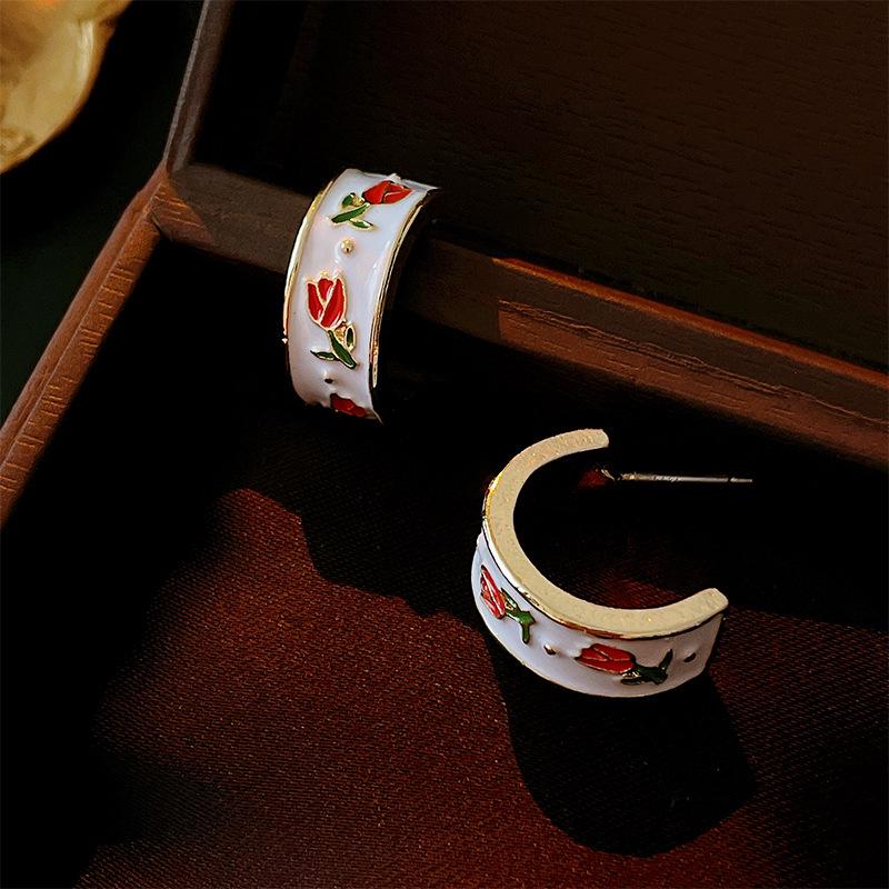 Винтажные серьги высокого класса в стиле ретро, легкая роскошь
Винтажные серьги высокого класса в стиле ретро, легкая роскошь