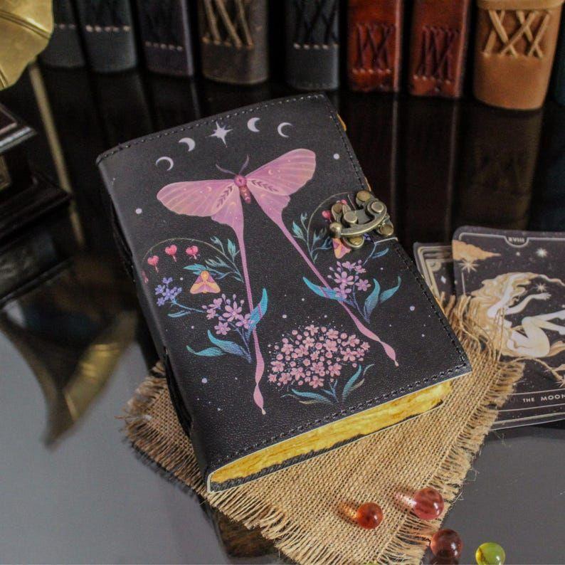 Кожаная Книга Теней Мотылька Луны | Журнал Заклинаний Чакр | Кожаный Колдовской Гримуар | Ведьмовской Подарок | Блокнот ручной работы 7 x 5 in
Кожаная Книга Теней Мотылька Луны | Журнал Заклинаний Чакр | Кожаный Колдовской Гримуар | Ведьмовской Подарок | Блокнот ручной работы 7 x 5 in