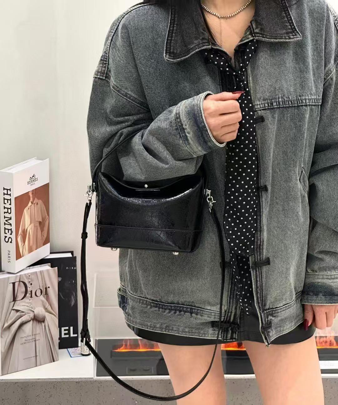 2025 Premium Oil Wax Leather Dumpling Shoulder Bag - Genuine Leather Women s Crossbody 18L x 9W x 13H CM чёрный
2025 Premium Oil Wax Leather Dumpling Shoulder Bag - Genuine Leather Women s Crossbody 18L x 9W x 13H CM чёрный