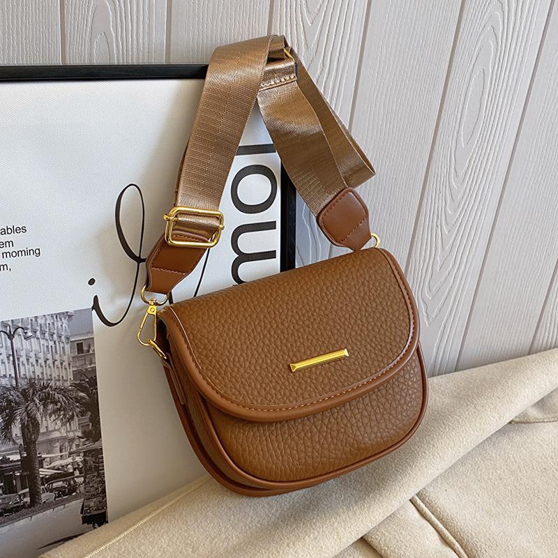 Повседневная женская сумка через плечо, летняя новая модная фактурная сумка с широким плечевым ремнем, универсальные сумки на одно плечо
Повседневная женская сумка через плечо, летняя новая модная фактурная сумка с широким плечевым ремнем, универсальные сумки на одно плечо