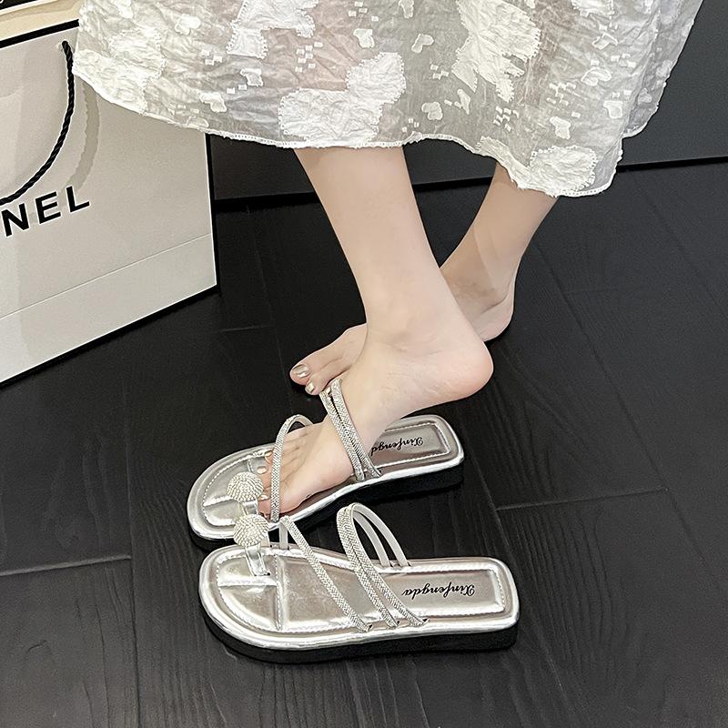Flat-bottomed cool slippers women s summer wear 2025 new rhinestone fairy wind soft bottom non-slip toe beach one-word drag 40 бежевий
Flat-bottomed cool slippers women s summer wear 2025 new rhinestone fairy wind soft bottom non-slip toe beach one-word drag 40 бежевий