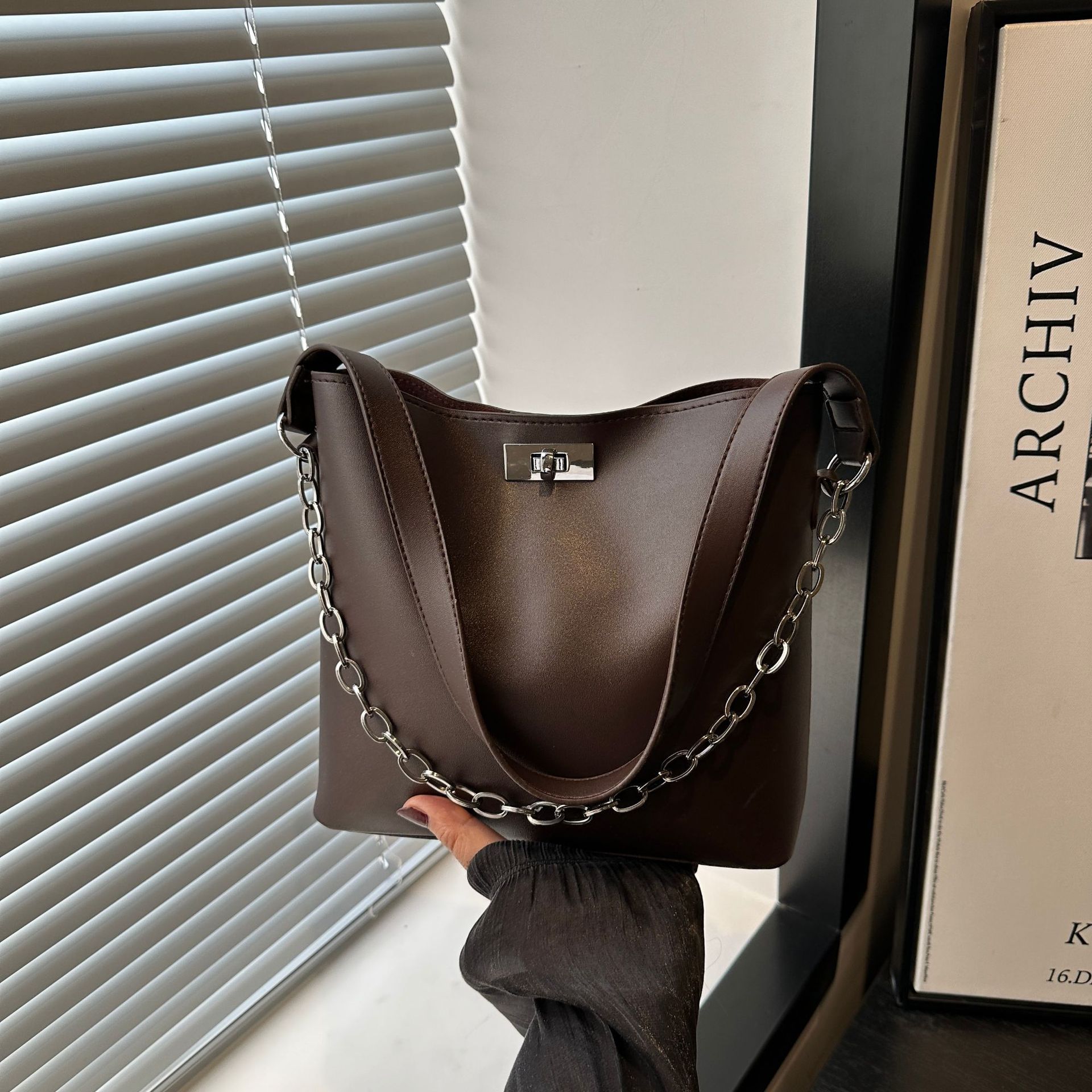 Корейская версия модной цепочной сумки-ведра под мышкой женская 2025 новая большая вместительная повседневная универсальная сумка через плечо
Корейская версия модной цепочной сумки-ведра под мышкой женская 2025 новая большая вместительная повседневная универсальная сумка через плечо