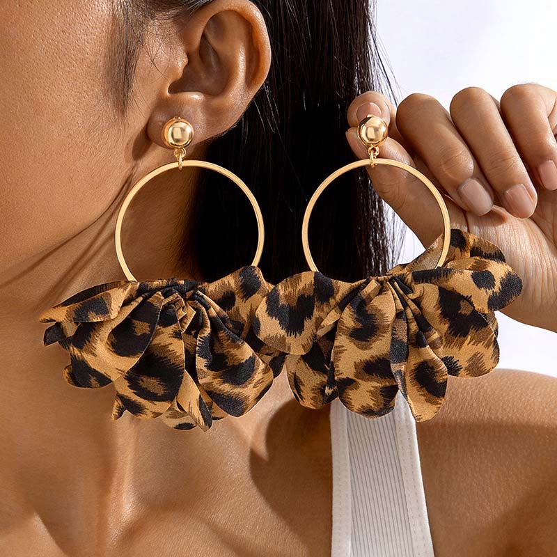 Retro Leopard Print Fabric Drop Earrings for Women Exaggerated Black Crystal Geometric Circle Petal Pendant Earring Zircon Gift
Retro Leopard Print Fabric Drop Earrings for Women Exaggerated Black Crystal Geometric Circle Petal Pendant Earring Zircon Gift