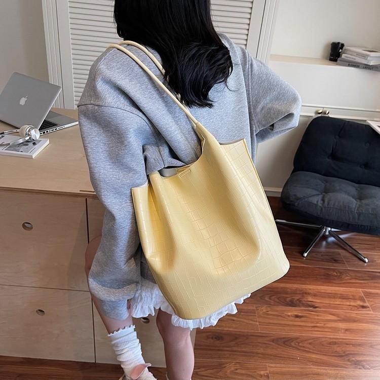 Retro fashion stone pattern bucket bag women s 2025 spring and summer new versatile shoulder bag premium messenger bag чорний
Retro fashion stone pattern bucket bag women s 2025 spring and summer new versatile shoulder bag premium messenger bag чорний