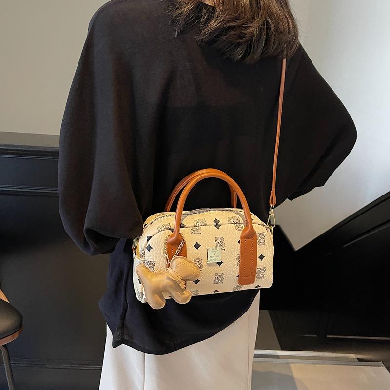 Hand carry fashion casual bowling bag women s 2025 winter new trend versatile shoulder bag texture 24*8*15
Hand carry fashion casual bowling bag women s 2025 winter new trend versatile shoulder bag texture 24*8*15