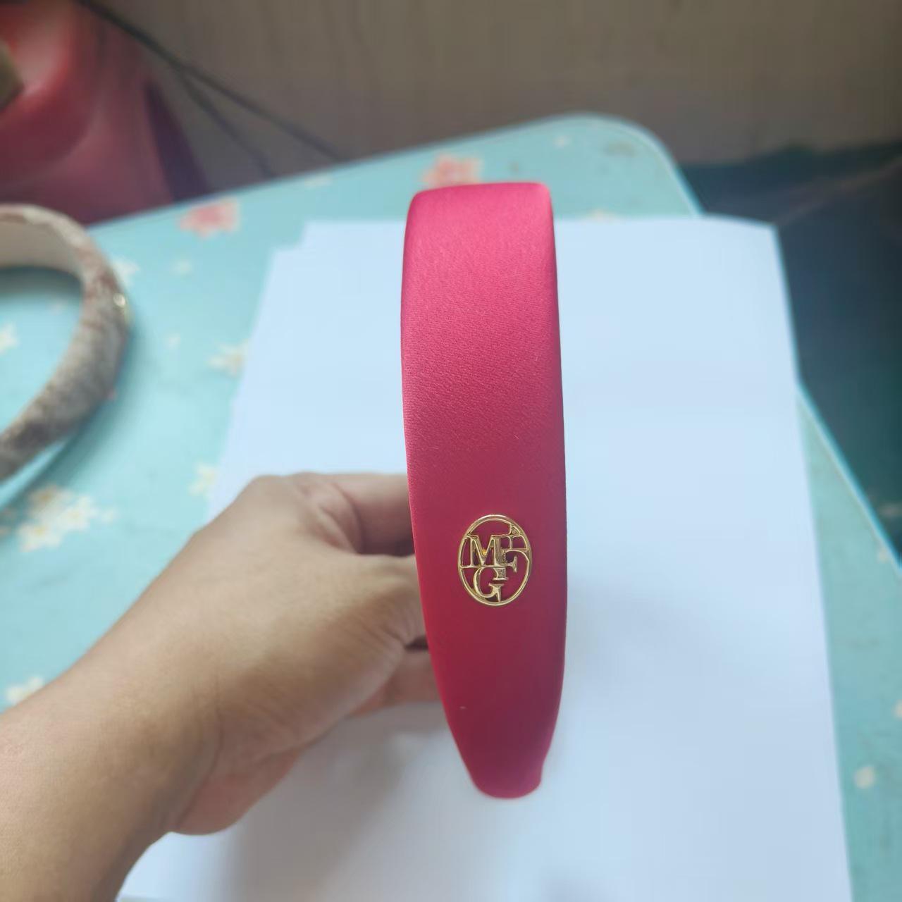 Роскошная повязка на голову Coconut Wave Marithe Plaid для женщин - Дизайн с высоким верхом, идеально подходит для повседневной носки и умывания лица.
Роскошная повязка на голову Coconut Wave Marithe Plaid для женщин - Дизайн с высоким верхом, идеально подходит для повседневной носки и умывания лица.