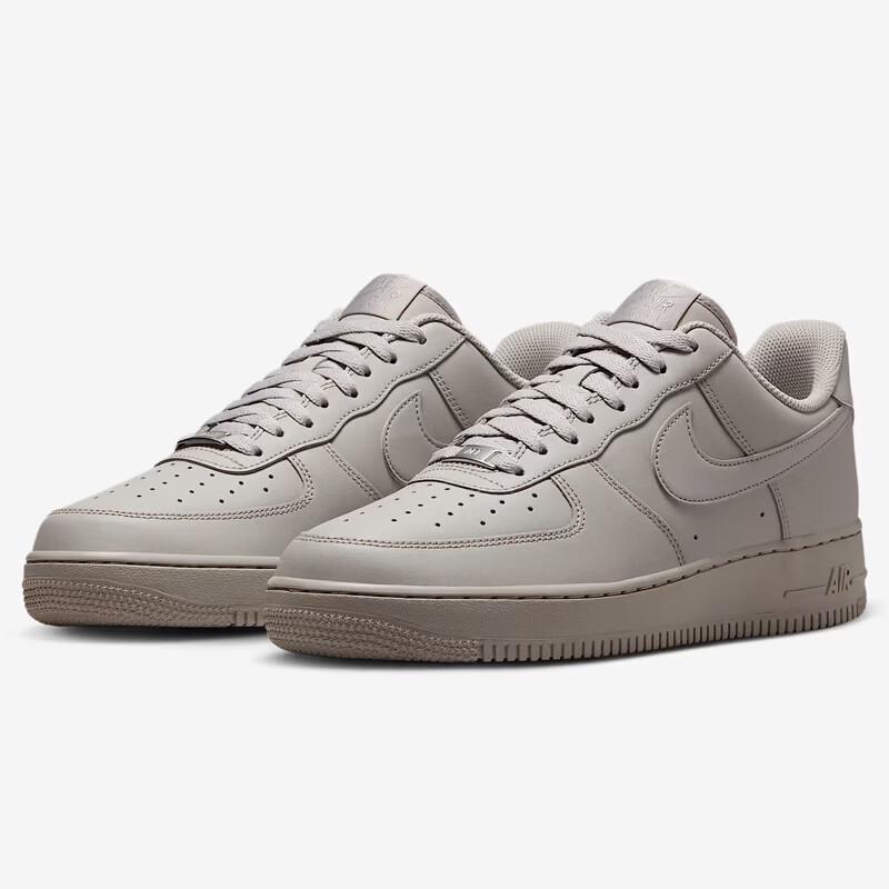 Nike Men s Air Force 1 Low-Top Sneakers 41
Nike Men s Air Force 1 Low-Top Sneakers 41