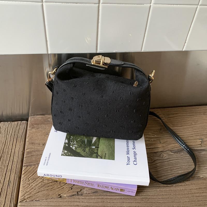 Light Luxury Exquisite Square Bag Fashion Lock Design Handbag New Contrast Color Canva Crossbody Bag Simple Versatile Casual Bag 22x9x14cm
Light Luxury Exquisite Square Bag Fashion Lock Design Handbag New Contrast Color Canva Crossbody Bag Simple Versatile Casual Bag 22x9x14cm