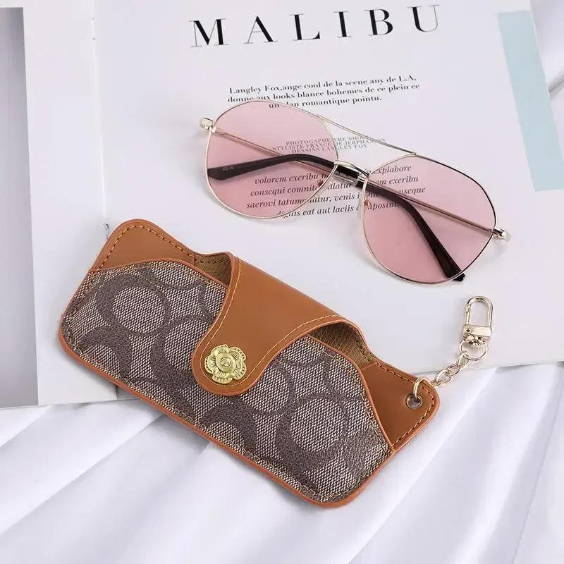 Portable Glasses Case with Keychain - Protective Storage Bag for Myopia Glasses And Sunglasses - Daily & Travel Essential коричневий
Portable Glasses Case with Keychain - Protective Storage Bag for Myopia Glasses And Sunglasses - Daily & Travel Essential коричневий