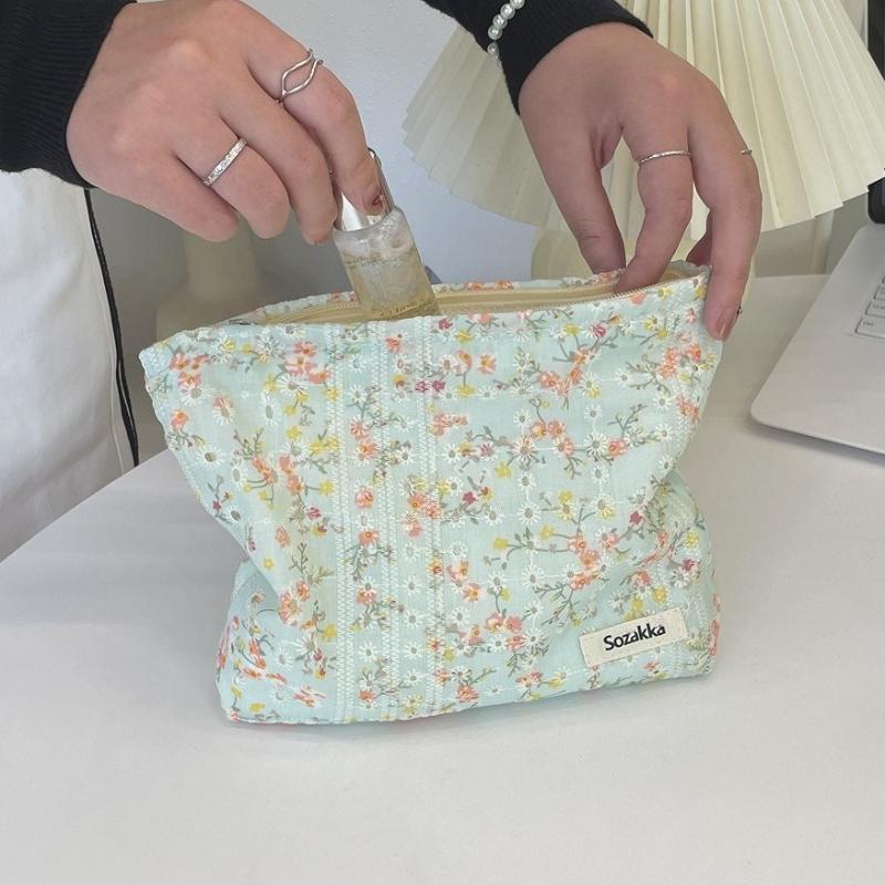 Sweet Floral Women s Purse Storage Bag Makeup Case Retro Flower Ladies Clutch Cosmetic Bags Travel Portable Female Purse Handbag
Sweet Floral Women s Purse Storage Bag Makeup Case Retro Flower Ladies Clutch Cosmetic Bags Travel Portable Female Purse Handbag