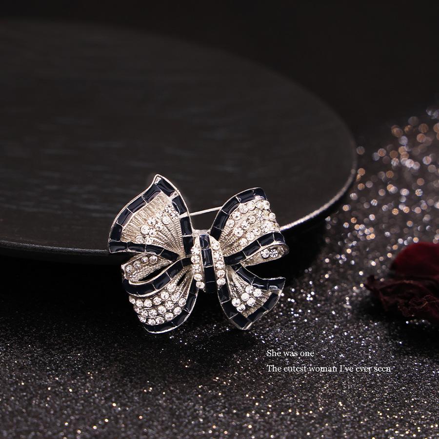 High-end sense, high-end luxury, exquisite bow brooch temperament, women s niche unique pin, suit sweater with accessories
High-end sense, high-end luxury, exquisite bow brooch temperament, women s niche unique pin, suit sweater with accessories