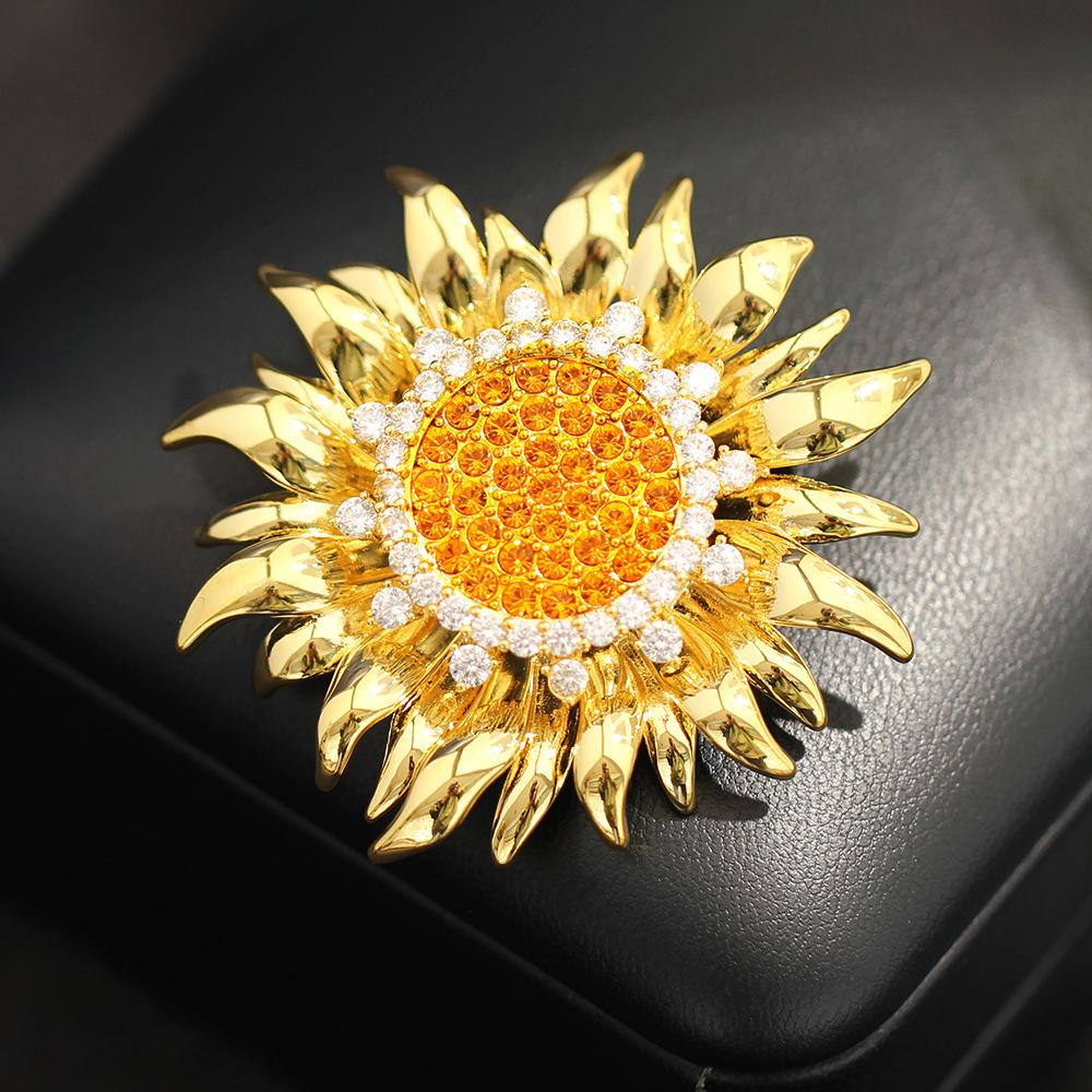 French retro orange crystal sunflower brooch, elegant temperament wins in one fell swoop, plant and flower pin accessories
French retro orange crystal sunflower brooch, elegant temperament wins in one fell swoop, plant and flower pin accessories