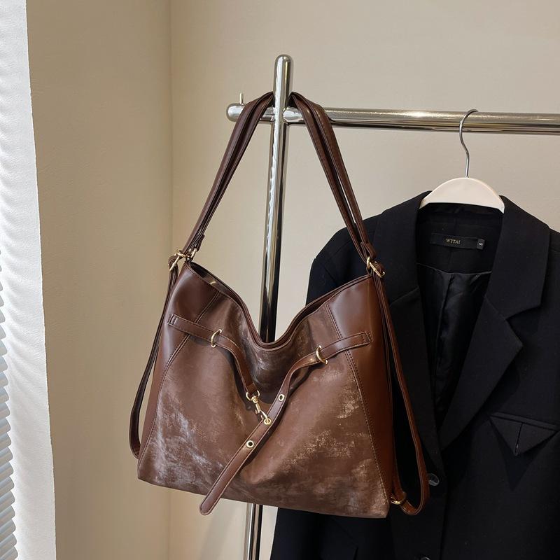 Вместительная сумка-тоут женская новая осенне-зимняя ретро-коммутерская сумка через плечо премиальный рюкзак
Вместительная сумка-тоут женская новая осенне-зимняя ретро-коммутерская сумка через плечо премиальный рюкзак