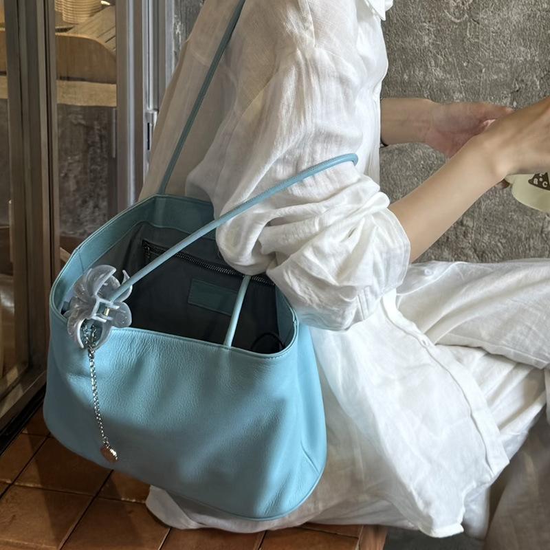 2026 Leather Single-Shoulder Hobo Bag - Minimalist Top-grain Cowhide Handbag - Large Capacity Armpit Tote Designer Luxury Bag 37X14X22cm
2026 Leather Single-Shoulder Hobo Bag - Minimalist Top-grain Cowhide Handbag - Large Capacity Armpit Tote Designer Luxury Bag 37X14X22cm